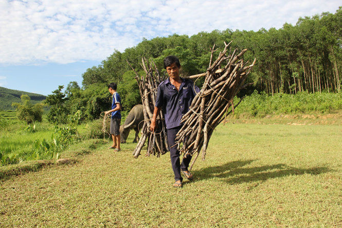 Cha mẹ khổ cực vì tương lại học vấn của con cái