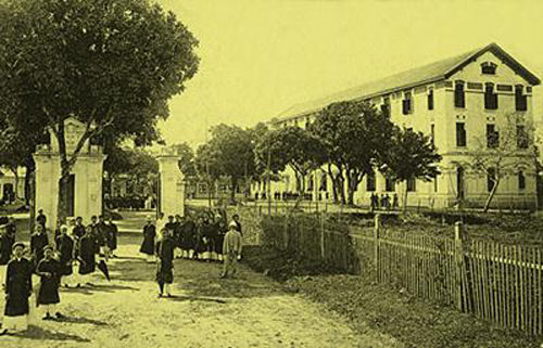 Học sinh theo chương trình trung học, có thể thi lấy bằng tú tài bản xứ đầu thế kỷ 20. Ảnh tư liệu Học sinh theo chương trình trung học, có thể thi lấy bằng tú tài bản xứ đầu thế kỷ 20. Ảnh tư liệu