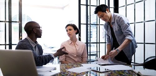 Lịch sự từ chối những cuộc nói chuyện khó chịu nơi làm việc - Ảnh 1