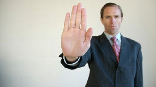 Lịch sự từ chối những cuộc nói chuyện khó chịu nơi làm việc