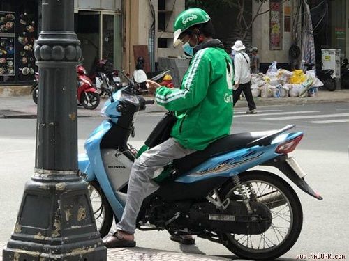 Tốt nghiệp cử nhân chạy xe ôm kiếm tiền: Vấn đề nằm ở đâu?