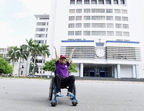 Bộ trưởng tặng quà cho nữ sinh đặc biệt trường Đại học Bách Khoa