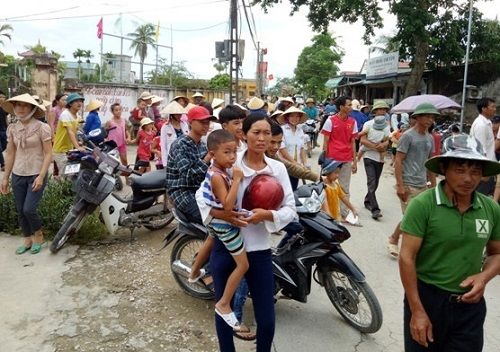 Phụ huynh đến Ủy bán xã phản đối nhập trường