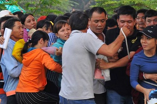 Thức đêm xếp hàng nộp hồ sơ lớp 1 cho con 