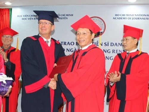 Hầu hết công chức đều là tiến sĩ - Ảnh 1