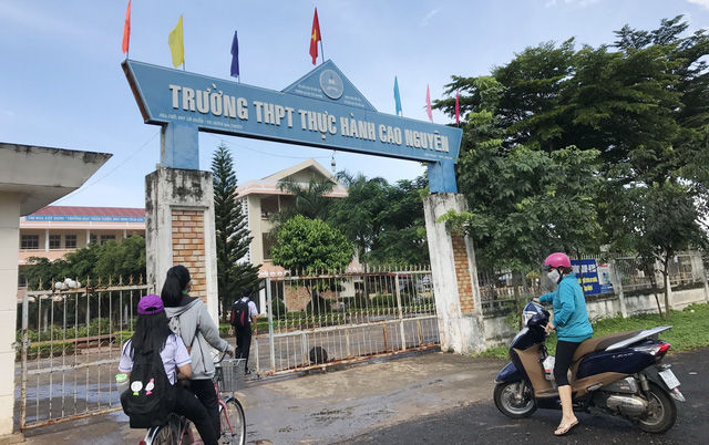 Học phí cao, phụ huynh 'con đang học nên không dám nói' Học phí cao, phụ huynh 'con đang học nên không dám nói'