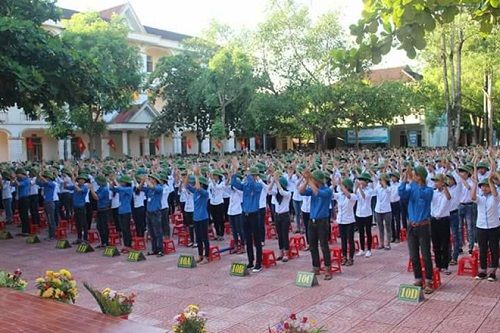 Học sinh cùng đội mũ cối đón năm học mới