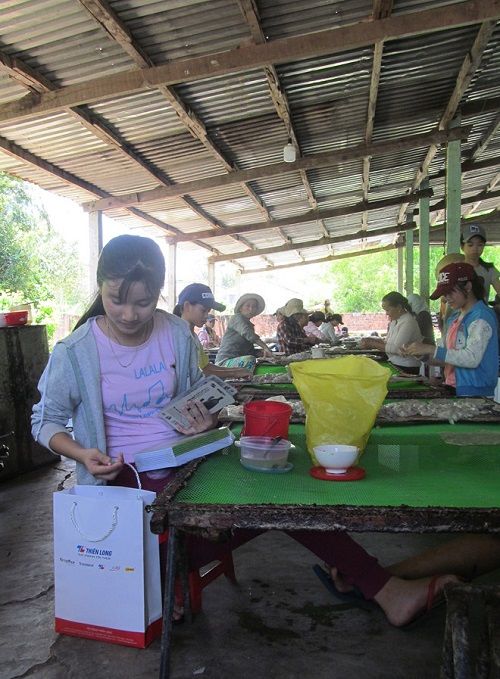 Lấy cá bò để đổi sách vở cho năm học mới