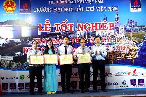 Lễ trao bằng sau đại học tại Đại học Dầu khí Việt Nam cho năm học 2018-2018 - Ảnh 2