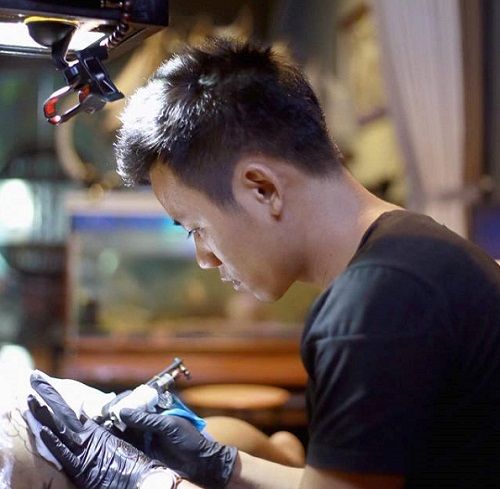 Lương giáo viên thấp, thầy giáo trẻ chuyển nghề làm thợ xăm