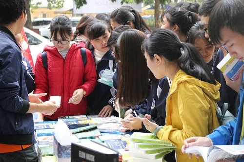 Sinh viên mua giáo trình, dễ được 'cho qua' môn học Sinh viên mua giáo trình, dễ được 'cho qua' môn học