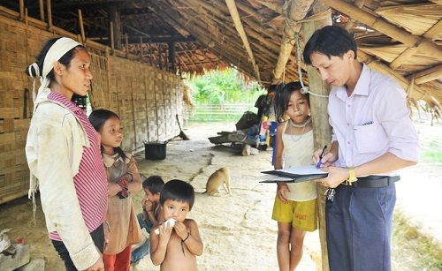 Vào bản gọi từng học sinh đi học