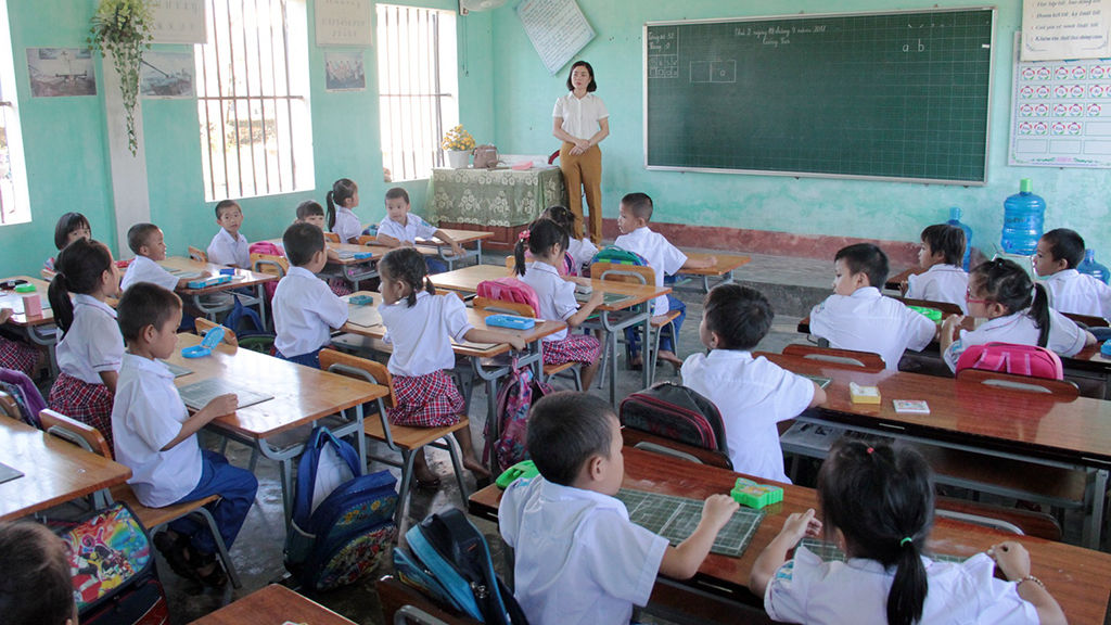 Vừa học, vừa khắc phục hậu quả sau mưa bão  Vừa học, vừa khắc phục hậu quả sau mưa bão