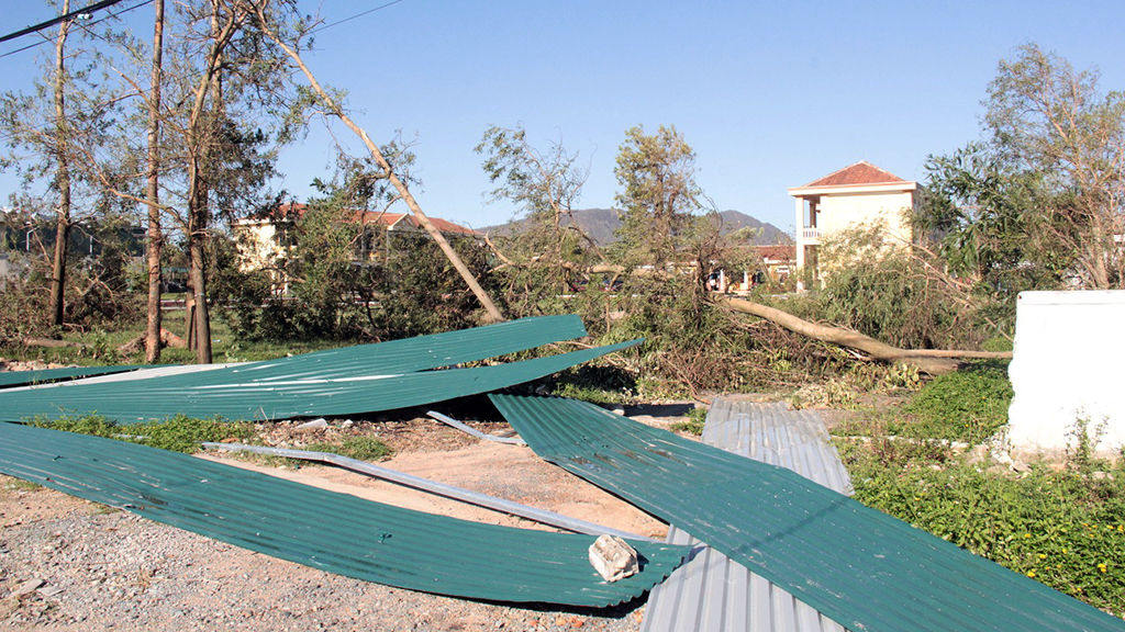 Vừa học, vừa khắc phục hậu quả sau mưa bão  Vừa học, vừa khắc phục hậu quả sau mưa bão