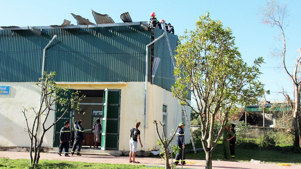 Vừa học, vừa khắc phục hậu quả sau mưa bão  Vừa học, vừa khắc phục hậu quả sau mưa bão