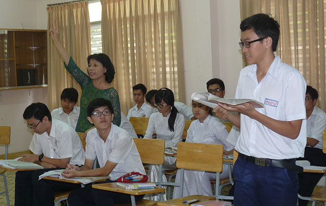 Coi sách giáo khoa là 'pháp lệnh' có đi ngược với đổi mới giáo dục? Coi sách giáo khoa là 'pháp lệnh' có đi ngược với đổi mới giáo dục?