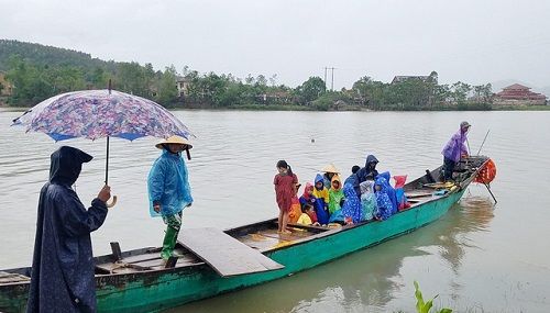 Đò ngang chênh vênh đến trường tại Quảng Bình Đò ngang chênh vênh đến trường tại Quảng Bình