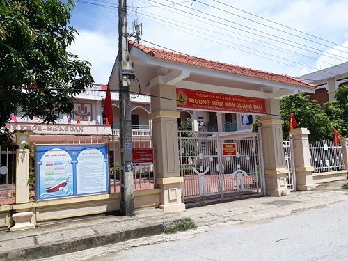 Phụ huynh đồng loạt kéo đến trường yêu cầu thay Hiệu trưởng  Phụ huynh đồng loạt kéo đến trường yêu cầu thay Hiệu trưởng