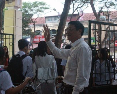 Thầy Hiệu trưởng mỗi ngày đứng ở cổng trường chào học sinh 