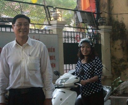 Thầy Hiệu trưởng mỗi ngày đứng ở cổng trường chào học sinh Thầy Hiệu trưởng mỗi ngày đứng ở cổng trường chào học sinh