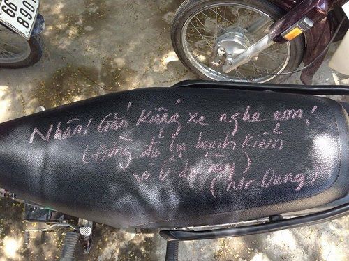 Viết phấn lên yên xe, thầy giáo nhắc nhở học sinh chấp hành luật giao thông  Viết phấn lên yên xe, thầy giáo nhắc nhở học sinh chấp hành luật giao thông
