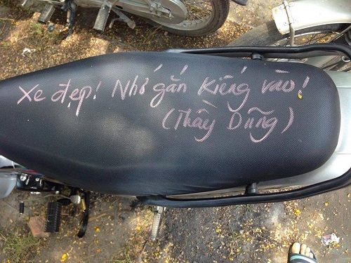 Viết phấn lên yên xe, thầy giáo nhắc nhở học sinh chấp hành luật giao thông  Viết phấn lên yên xe, thầy giáo nhắc nhở học sinh chấp hành luật giao thông