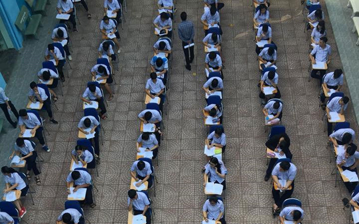 Hàng trăm học sinh 11 làm bài tập trung tại sân trường