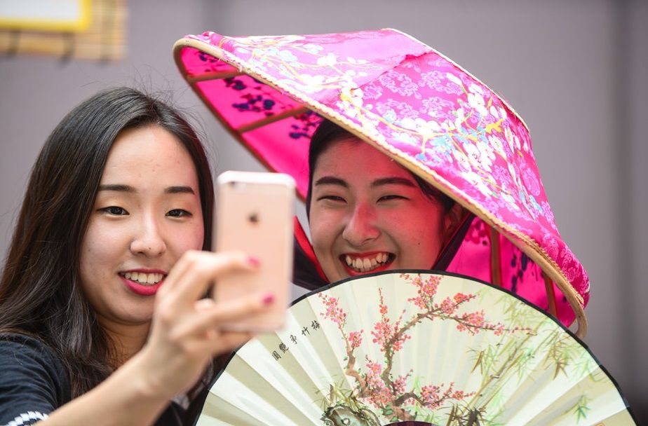 Hai cô gái sinh viên khoa Nhật Bản học tươi cười trong ngày kỷ niệm thành lập trường. Hai cô gái sinh viên khoa Nhật Bản học tươi cười trong ngày kỷ niệm thành lập trường.