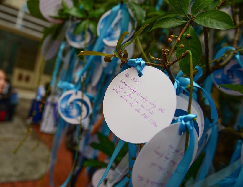 Hai cô gái sinh viên khoa Nhật Bản học tươi cười trong ngày kỷ niệm thành lập trường. Hai cô gái sinh viên khoa Nhật Bản học tươi cười trong ngày kỷ niệm thành lập trường.