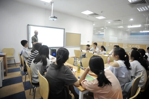 Đột kích trường luyện thi Ielts Scots English Đột kích trường luyện thi Ielts Scots English