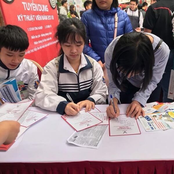 Cảnh ứng viên viết đơn đăng ký tại gian hàng của Vinfast Cảnh ứng viên viết đơn đăng ký tại gian hàng của Vinfast