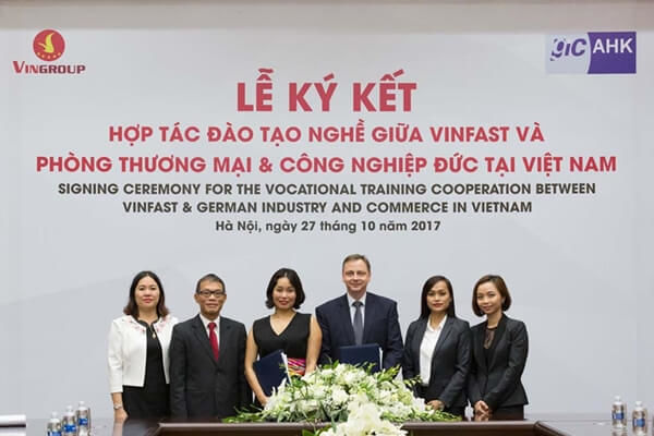 Lễ ký kết được diễn ra tốt đẹp với sự hài lòng của hai bên Lễ ký kết được diễn ra tốt đẹp với sự hài lòng của hai bên