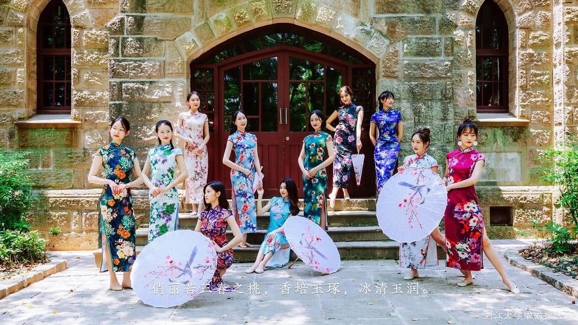 Hình kỷ yếu lớp “thiên đường”, 13 cô gái xinh xắn cao 1m7, IELS 8.0 Hình kỷ yếu lớp “thiên đường”, 13 cô gái xinh xắn cao 1m7, IELS 8.0