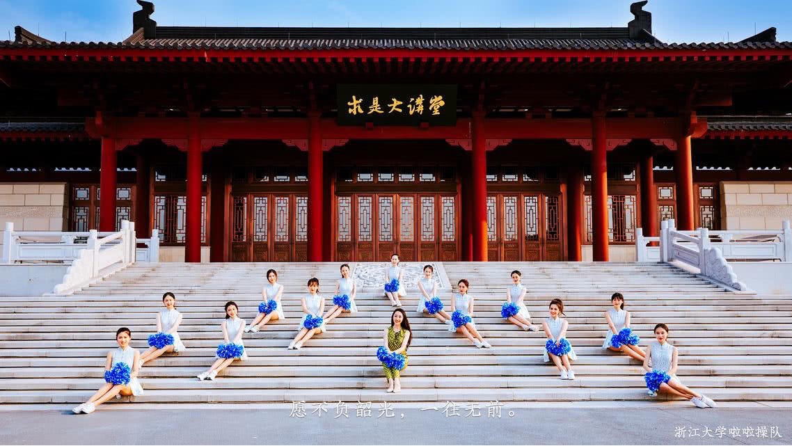 Hình kỷ yếu lớp “thiên đường”, 13 cô gái xinh xắn cao 1m7, IELS 8.0 Hình kỷ yếu lớp “thiên đường”, 13 cô gái xinh xắn cao 1m7, IELS 8.0