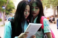 Các sĩ tử tranh thủ thời gian ôn bài trước kỳ thi THPT Quốc Gia năm 2018