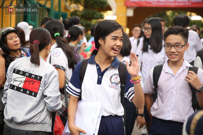 Đề Toán vào 10 chuyên được học sinh đánh giá “ngắn gọn, dễ hiểu và rõ ràng” - Ảnh 2