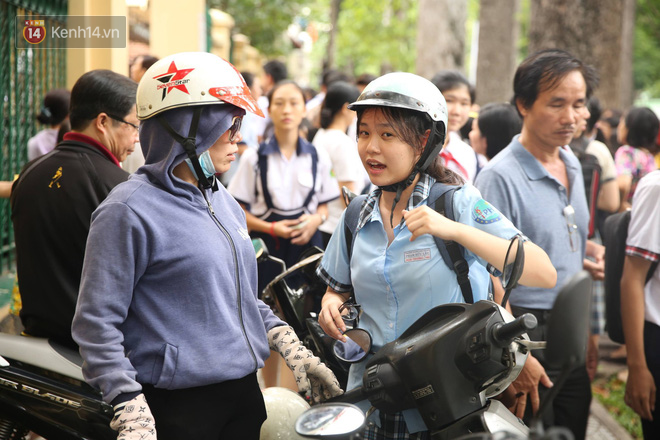 Đề Toán vào 10 chuyên được học sinh đánh giá “ngắn gọn, dễ hiểu và rõ ràng” - Ảnh 3
