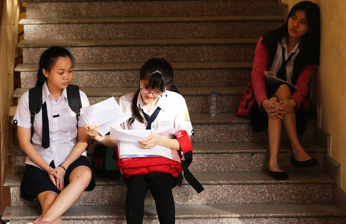 Các sĩ tử tranh thủ thòi gian ôn bài trước kỳ thi THPT Quốc Gia năm 2018 Các sĩ tử tranh thủ thòi gian ôn bài trước kỳ thi THPT Quốc Gia năm 2018