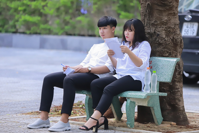 Các sĩ tử tranh thủ thòi gian ôn bài trước kỳ thi THPT Quốc Gia năm 2018 Các sĩ tử tranh thủ thòi gian ôn bài trước kỳ thi THPT Quốc Gia năm 2018