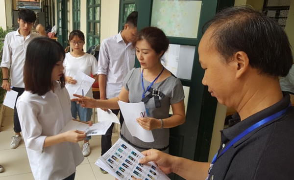 Gần 1 triệu thí sinh trên cả nước làm thủ tục dự thi THPT Quốc gia 2018 Gần 1 triệu thí sinh trên cả nước làm thủ tục dự thi THPT Quốc gia 2018