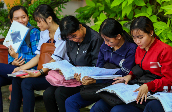 Các sĩ tử tranh thủ thòi gian ôn bài trước kỳ thi THPT Quốc Gia năm 2018 Các sĩ tử tranh thủ thòi gian ôn bài trước kỳ thi THPT Quốc Gia năm 2018