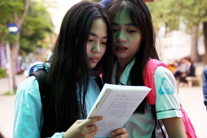 Các sĩ tử tranh thủ thòi gian ôn bài trước kỳ thi THPT Quốc Gia năm 2018 Các sĩ tử tranh thủ thòi gian ôn bài trước kỳ thi THPT Quốc Gia năm 2018