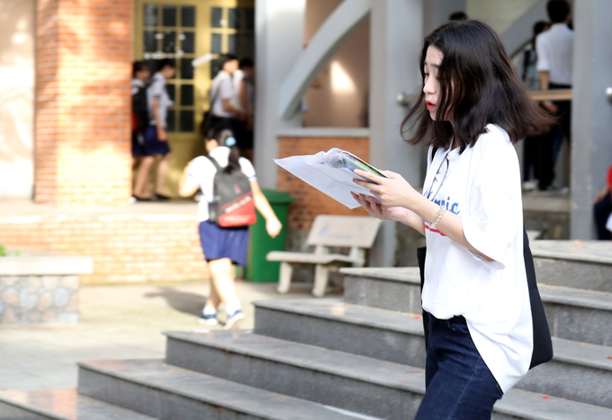 Các sĩ tử tranh thủ thòi gian ôn bài trước kỳ thi THPT Quốc Gia năm 2018 Các sĩ tử tranh thủ thòi gian ôn bài trước kỳ thi THPT Quốc Gia năm 2018