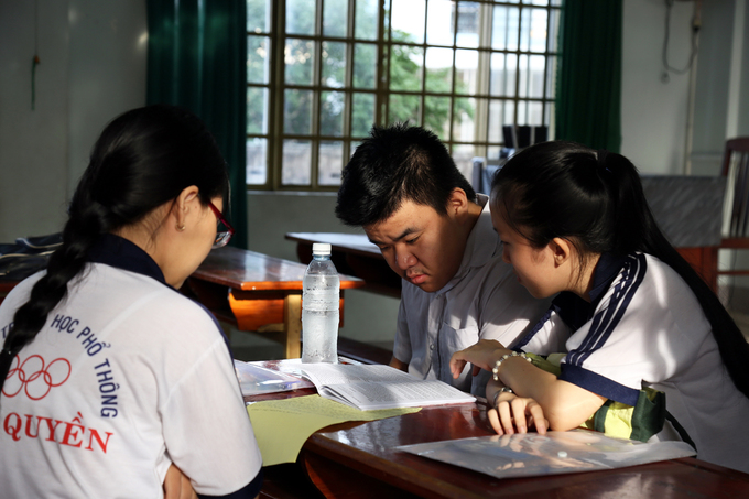 Các sĩ tử tranh thủ thòi gian ôn bài trước kỳ thi THPT Quốc Gia năm 2018 Các sĩ tử tranh thủ thòi gian ôn bài trước kỳ thi THPT Quốc Gia năm 2018