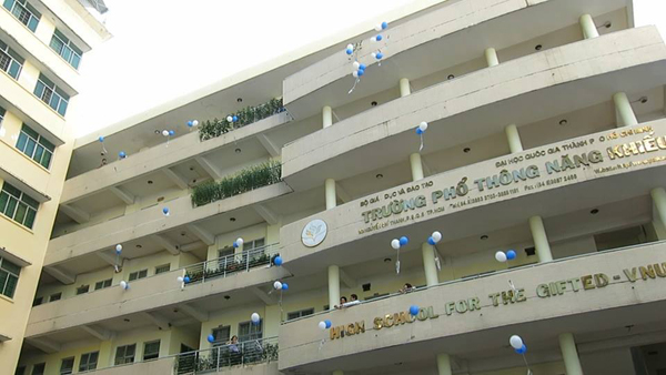 Đề thi tuyển sinh lớp 10 trường Phổ thông năng khiếu trùng 15 câu trong đề thi thử của trung tâm dạy thêm tại trường