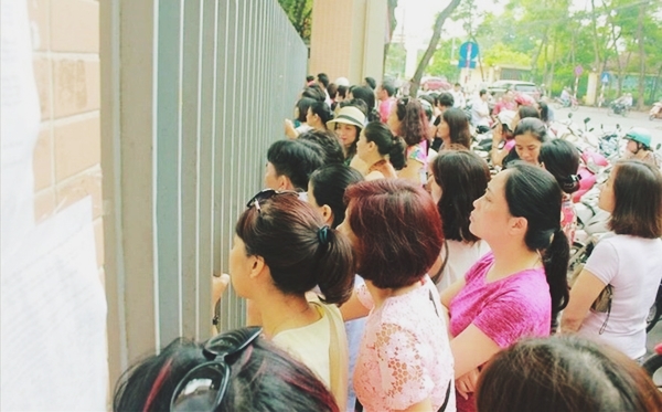 Phụ huynh 'khóc cười' với cuộc đua tuyển sinh vào lớp 10 tại Hà Nội - Ảnh 1