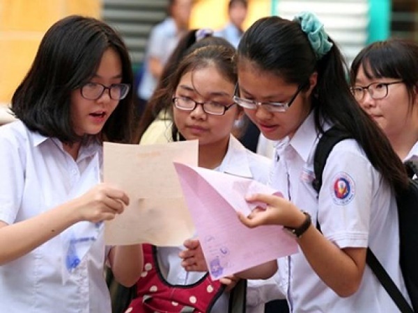 Phụ huynh chóng mặt với điểm chuẩn vào lớp 10 tại Hà Nội thay đổi từng giờ Phụ huynh chóng mặt với điểm chuẩn vào lớp 10 tại Hà Nội thay đổi từng giờ