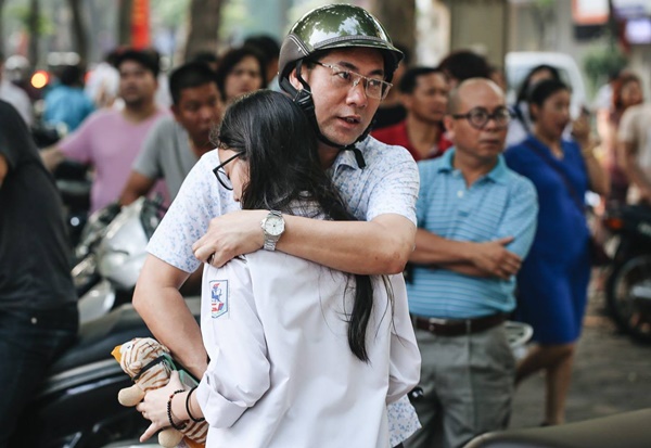 Phụ huynh tại Hà Nội đang trải qua cuộc đua vào lớp 10 đầy căng thẳng Phụ huynh tại Hà Nội đang trải qua cuộc đua vào lớp 10 đầy căng thẳng