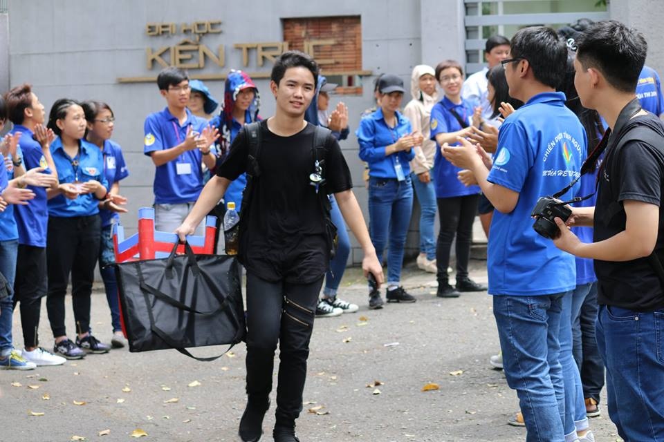 Thí sinh chen chúc nhau thuê ghế trong kỳ thi tại trường Đại học Kiến trúc TP. HCM