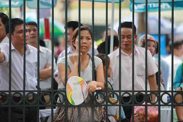 Phụ huynh 'khóc cười' với cuộc đua tuyển sinh vào lớp 10 tại Hà Nội - Ảnh 3